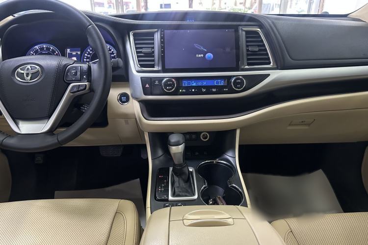 Used Toyota Highlander 2018 2.0T Four-Wheel Drive Luxury Edition 7 Seats China V Emission Standard Interior 3