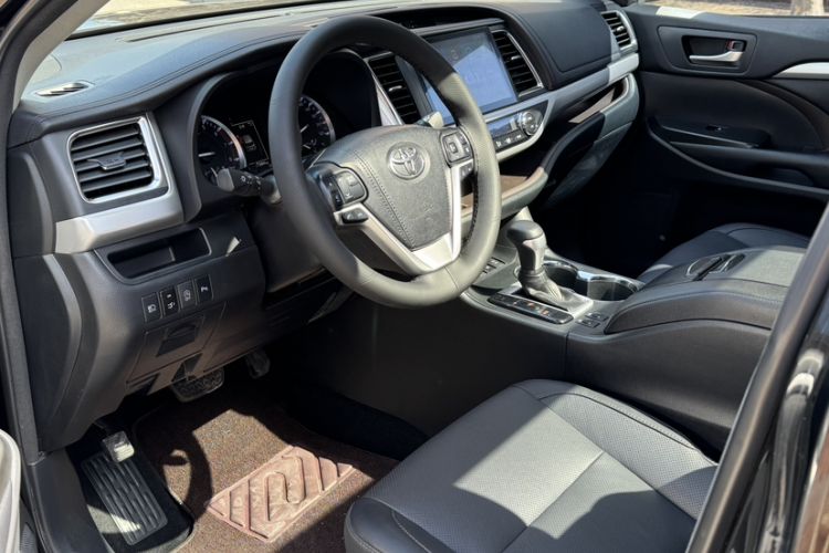 Used Toyota Highlander 2018 2.0T Four-Wheel Drive Luxury Edition 7 Seats China V Emission Standard Interior 3