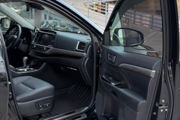 Used Toyota Highlander 2018 2.0T Four-Wheel Drive Supreme Edition 7-Seater China VI Interior 3