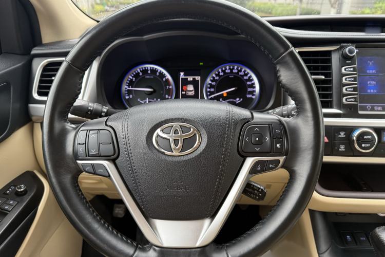 Used Toyota Highlander 2018 2.0T Four-Wheel Drive Luxury Version 7 Seats China VI Standard Interior 3