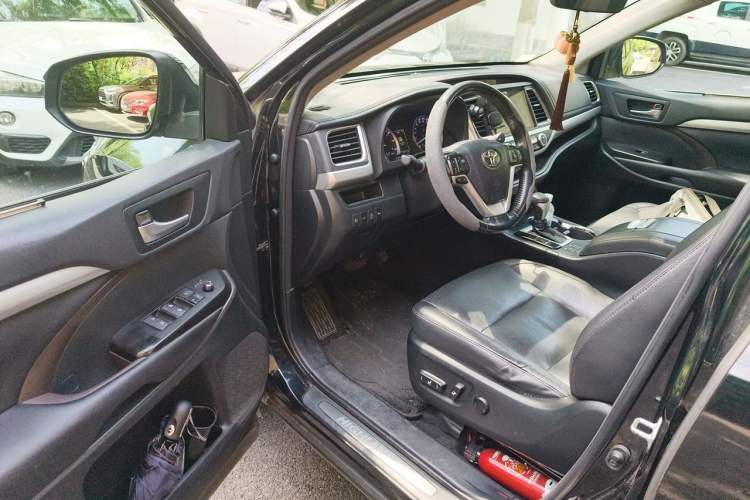 Used Toyota Highlander 2018 2.0T Four-Wheel Drive Prestige Version 7 Seats China V Emission Standard Interior 3