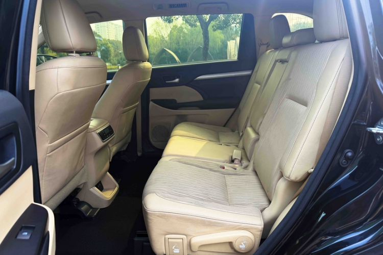 Used Toyota Highlander 2018 2.0T Four-Wheel Drive Elite Edition 7 Seats China V Standard Interior 3
