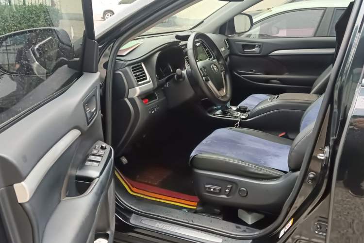 Used Toyota Highlander 2018 2.0T Four-Wheel Drive Luxury Version 7 Seats China VI Standard Interior 3