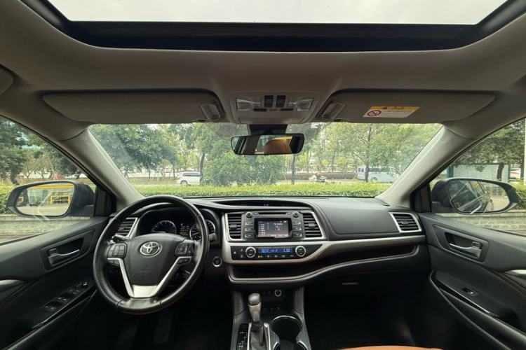 Used Toyota Highlander 2018 2.0T Four-Wheel Drive Knight Edition 7 Seats China VI Standard Interior 3