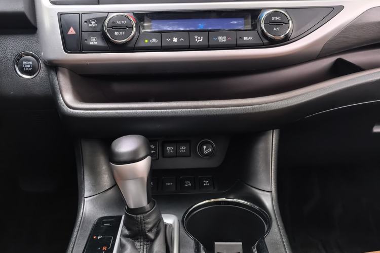 Used Toyota Highlander 2018 2.0T Four-Wheel Drive Knight Edition 7 Seats China VI Standard Interior 3