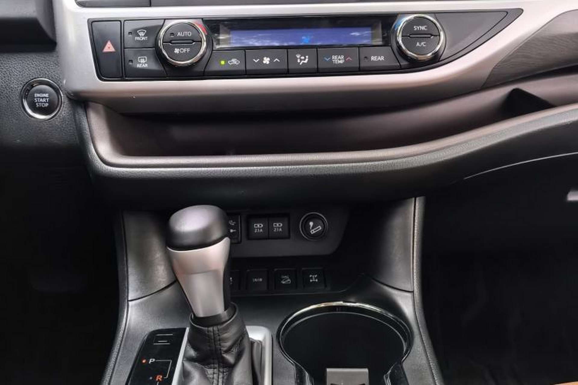 Used Toyota Highlander 2018 2.0T Four-Wheel Drive Knight Edition 7 Seats China VI Standard Interior 3