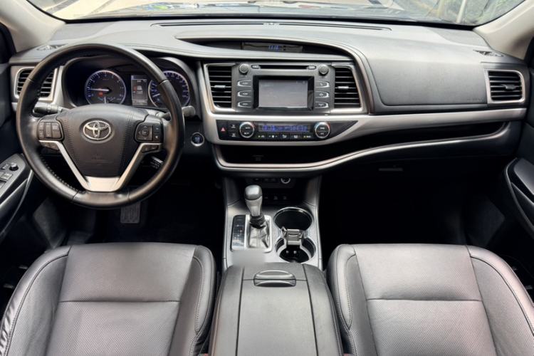 Used Toyota Highlander 2018 2.0T Four-Wheel Drive Luxury Edition 7 Seats China V Emission Standard Interior 3