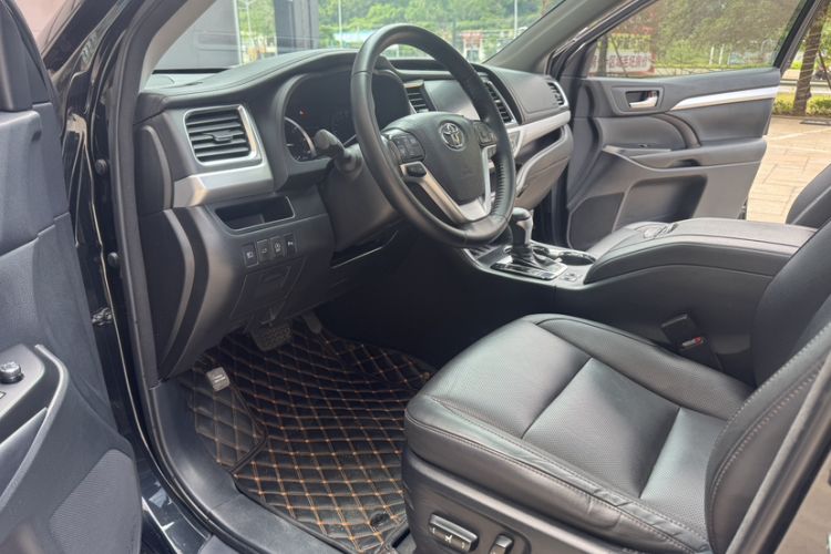 Used Toyota Highlander 2018 2.0T Two-Wheel Drive Prestige Edition 7 Seats China VI Standard Interior 3