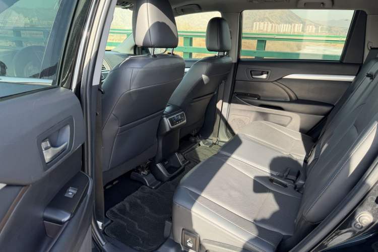 Used Toyota Highlander 2018 2.0T Four-Wheel Drive Luxury Version 7 Seats China VI Standard Interior 3