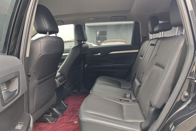 Used Toyota Highlander 2018 2.0T Four-Wheel Drive Luxury Version 7 Seats China VI Standard Interior 3