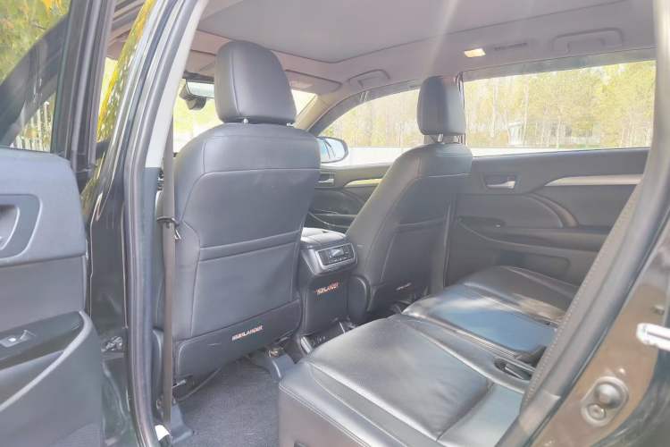 Used Toyota Highlander 2018 2.0T Four-Wheel Drive Prestige Version 7 Seats China VI Standard Interior 3