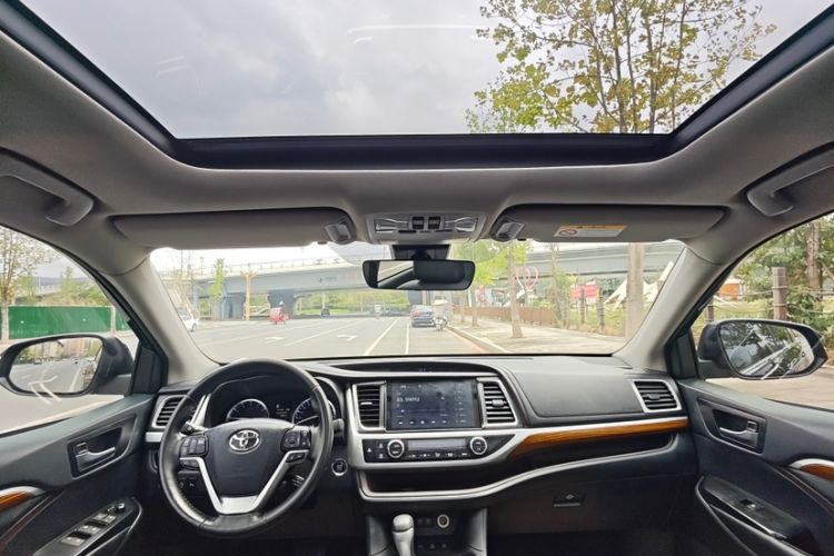 Used Toyota Highlander 2018 2.0T Four-Wheel Drive Prestige Version 7 Seats China V Emission Standard Interior 3