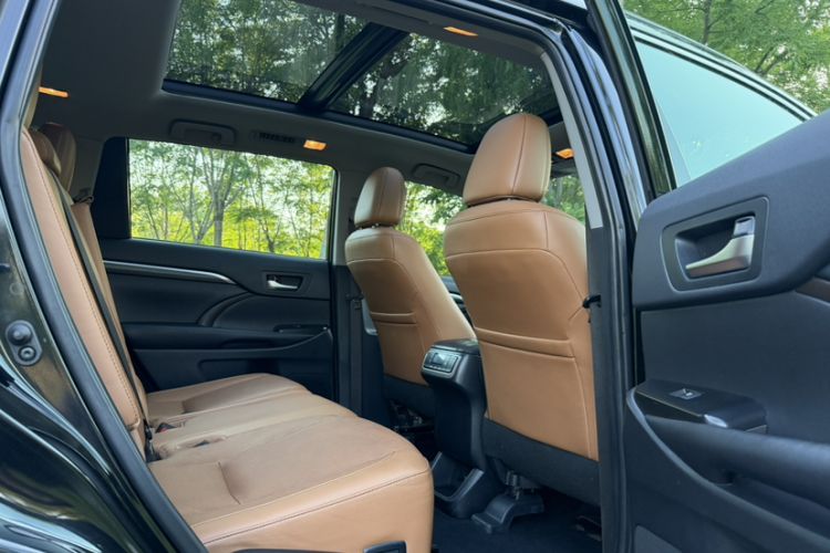 Used Toyota Highlander 2018 2.0T Four-Wheel Drive Knight Edition 7 Seats China VI Standard Interior 3