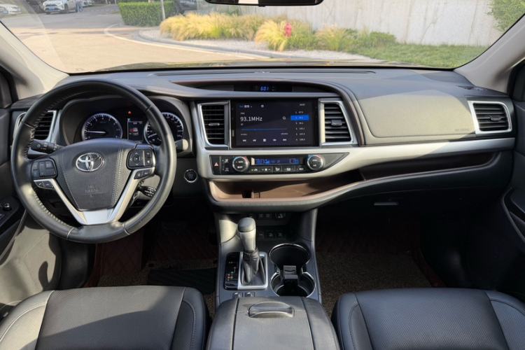 Used Toyota Highlander 2018 2.0T Four-Wheel Drive Prestige Version 7 Seats China VI Standard Interior 3