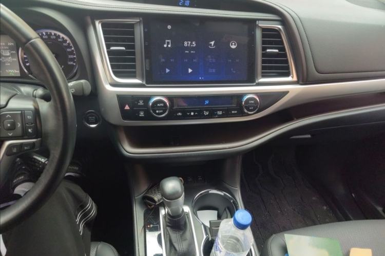Used Toyota Highlander 2018 2.0T Four-Wheel Drive Prestige Version 7 Seats China VI Standard Interior 3