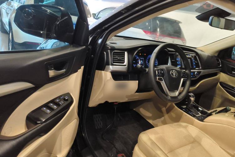 Used Toyota Highlander 2018 2.0T Four-Wheel Drive Knight Edition 7 Seats China VI Standard Interior 3