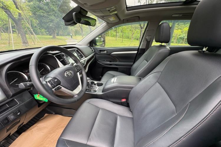 Used Toyota Highlander 2018 2.0T Four-Wheel Drive Luxury Version 7 Seats China VI Standard Interior 3