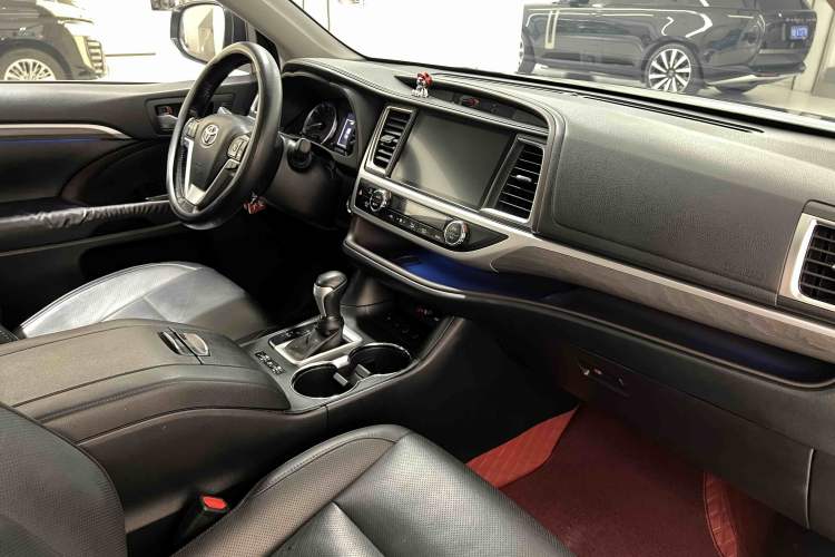 Used Toyota Highlander 2018 2.0T Four-Wheel Drive Ultimate Edition 7-Seater Emission Standard China V Interior 3