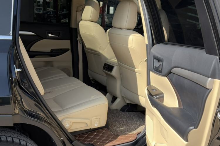 Used Toyota Highlander 2018 2.0T Four-Wheel Drive Luxury Edition 7 Seats China V Emission Standard Interior 3