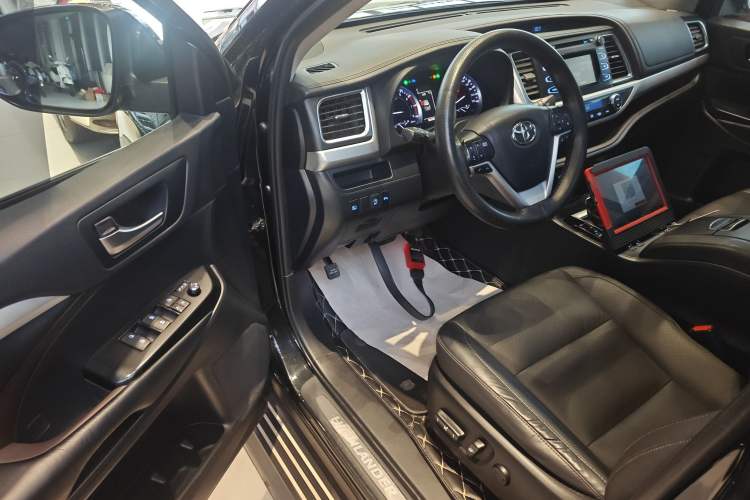 Used Toyota Highlander 2018 2.0T Two-Wheel Drive Luxury Edition 7 Seats China VI Standard Interior 3
