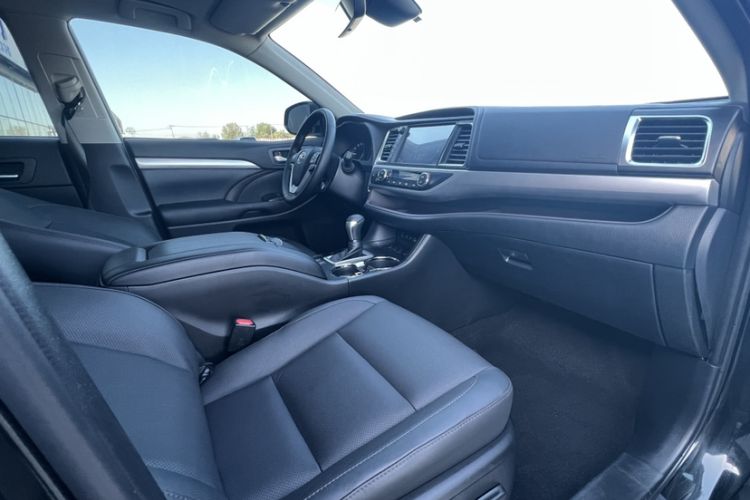 Used Toyota Highlander 2018 2.0T Four-Wheel Drive Luxury Version 7 Seats China VI Standard Interior 3