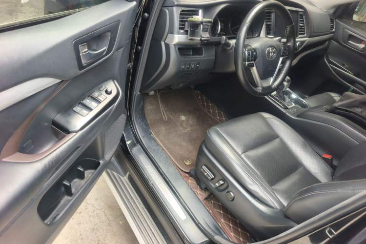 Used Toyota Highlander 2018 2.0T Four-Wheel Drive Prestige Version 7 Seats China V Emission Standard Interior 3