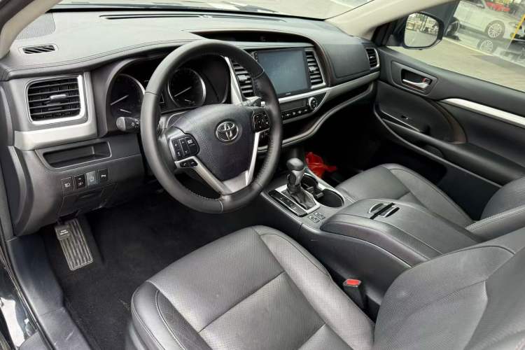 Used Toyota Highlander 2018 2.0T Four-Wheel Drive Luxury Edition 7 Seats China V Emission Standard Interior 3