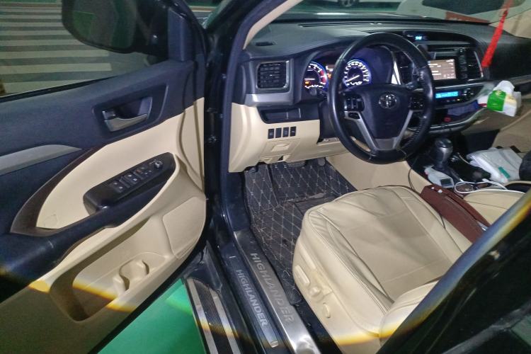 Used Toyota Highlander 2018 2.0T Four-Wheel Drive Luxury Edition 7 Seats China V Emission Standard Interior 3