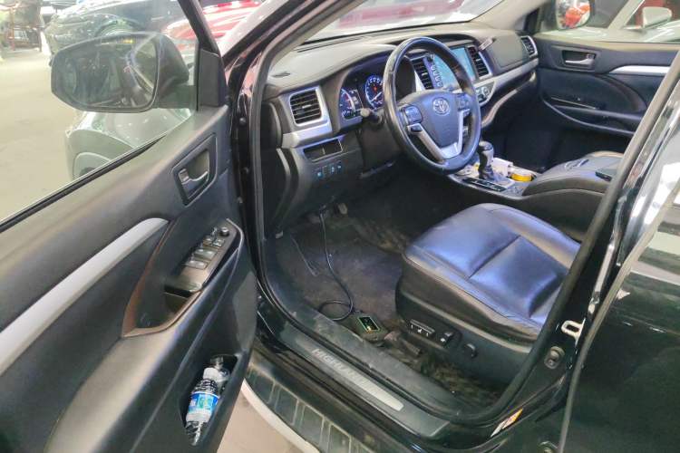 Used Toyota Highlander 2018 2.0T Four-Wheel Drive Luxury Version 7 Seats China VI Standard Interior 3