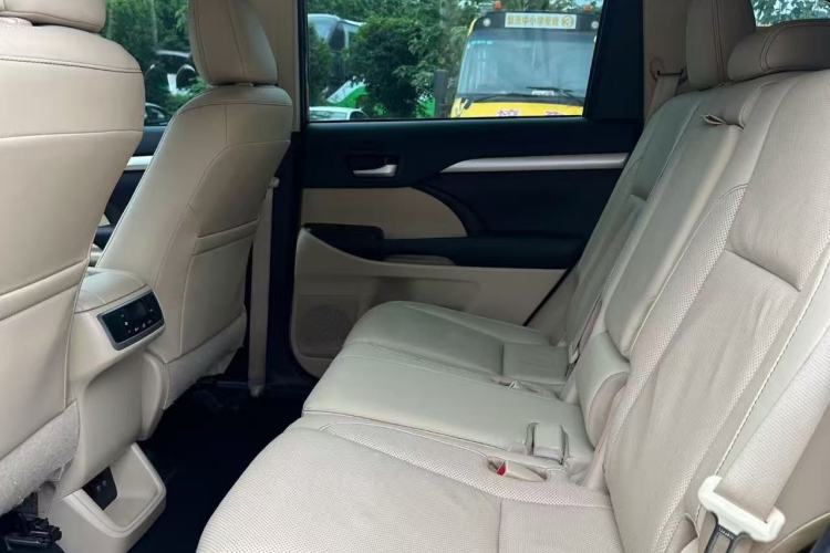 Used Toyota Highlander 2018 2.0T Four-Wheel Drive Luxury Version 7 Seats China VI Standard Interior 3