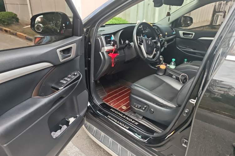 Used Toyota Highlander 2018 2.0T Four-Wheel Drive Prestige Version 7 Seats China VI Standard Interior 3