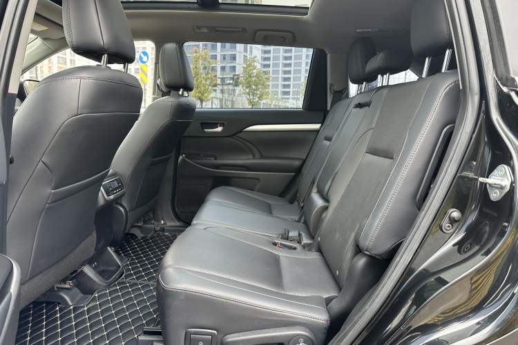 Used Toyota Highlander 2018 2.0T Four-Wheel Drive Luxury Version 7 Seats China VI Standard Interior 3