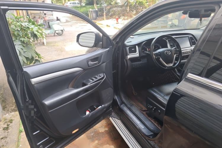 Used Toyota Highlander 2018 2.0T Four-Wheel Drive Luxury Version 7 Seats China VI Standard Interior 3