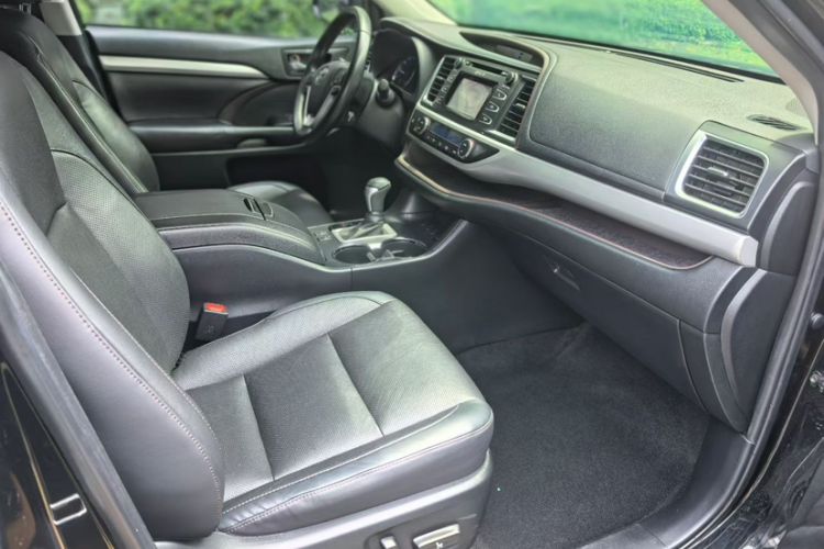 Used Toyota Highlander 2018 2.0T Four-Wheel Drive Luxury Version 7 Seats China VI Standard Interior 3