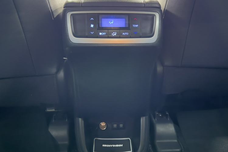 Used Toyota Highlander 2018 2.0T Four-Wheel Drive Prestige Version 7 Seats China VI Standard Interior 3