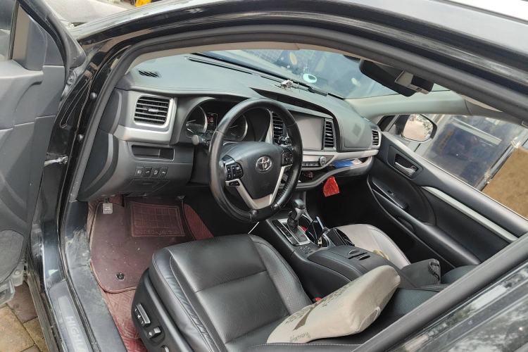 Used Toyota Highlander 2018 2.0T Four-Wheel Drive Prestige Version 7 Seats China V Emission Standard Interior 3