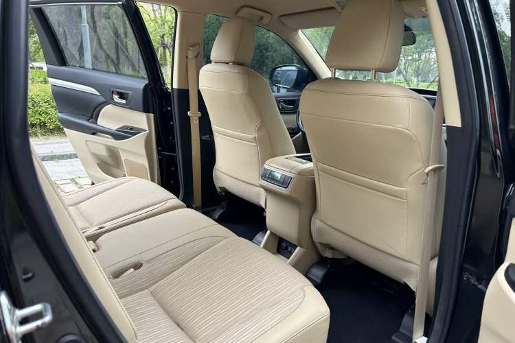 Used Toyota Highlander 2018 2.0T Two-Wheel Drive Elite Edition 7 Seats Emission Standard China V Interior 3