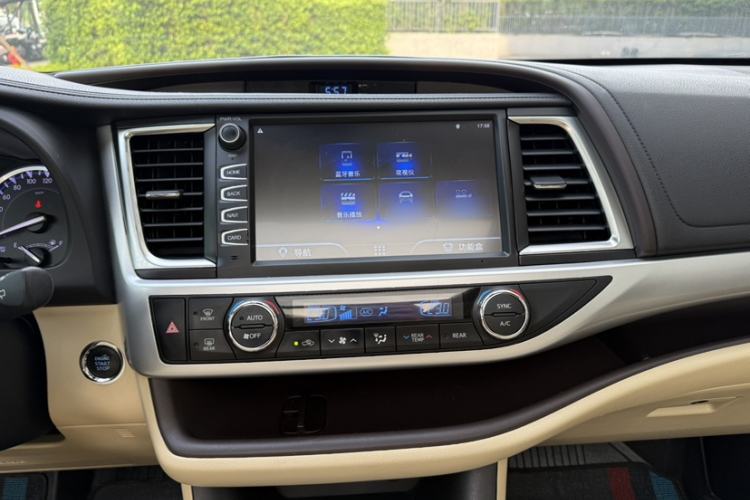 Used Toyota Highlander 2018 2.0T Four-Wheel Drive Luxury Version 7 Seats China VI Standard Interior 3