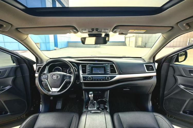 Used Toyota Highlander 2018 2.0T Four-Wheel Drive Luxury Edition 7 Seats China V Emission Standard Interior 3