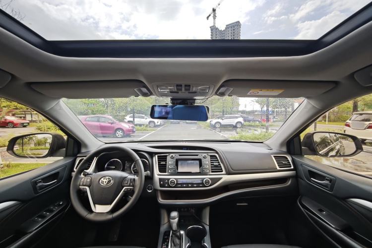 Used Toyota Highlander 2018 2.0T Two-Wheel Drive Luxury Edition 7 Seats China VI Standard Interior 3