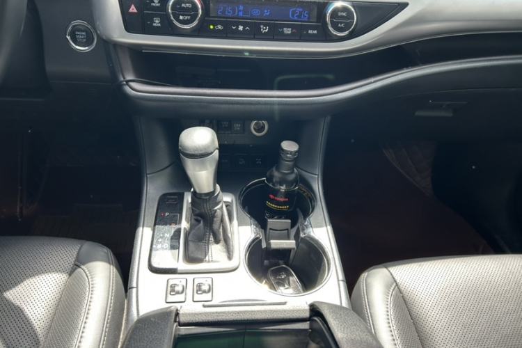 Used Toyota Highlander 2018 2.0T Four-Wheel Drive Luxury Version 7 Seats China VI Standard Interior 3