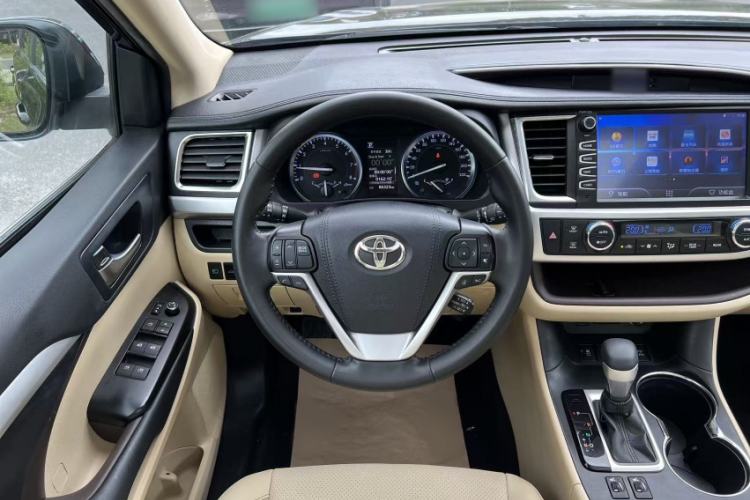 Used Toyota Highlander 2018 2.0T Four-Wheel Drive Luxury Version 7 Seats China VI Standard Interior 3
