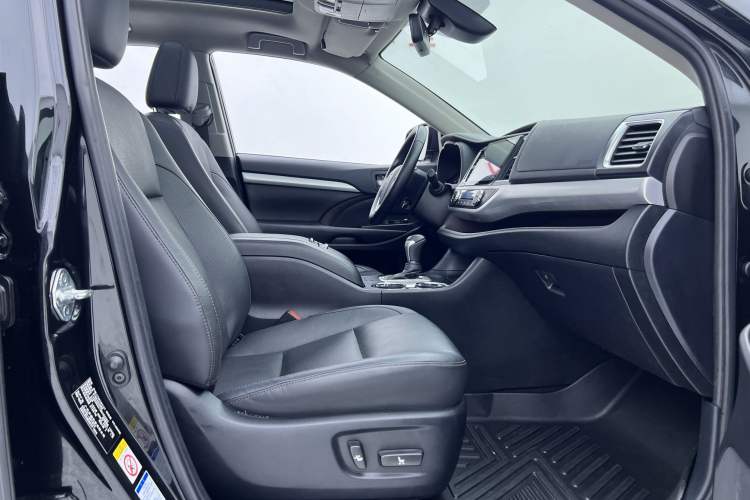 Used Toyota Highlander 2018 2.0T Four-Wheel Drive Luxury Version 7 Seats China VI Standard Interior 4
