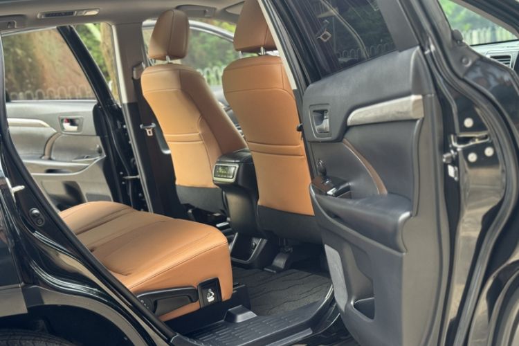 Used Toyota Highlander 2018 2.0T Four-Wheel Drive Knight Edition 7 Seats China VI Standard Interior 4