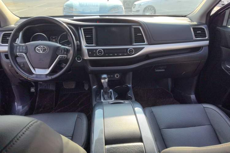 Used Toyota Highlander 2018 2.0T Two-Wheel Drive Prestige Edition 7 Seats China VI Standard Interior 4