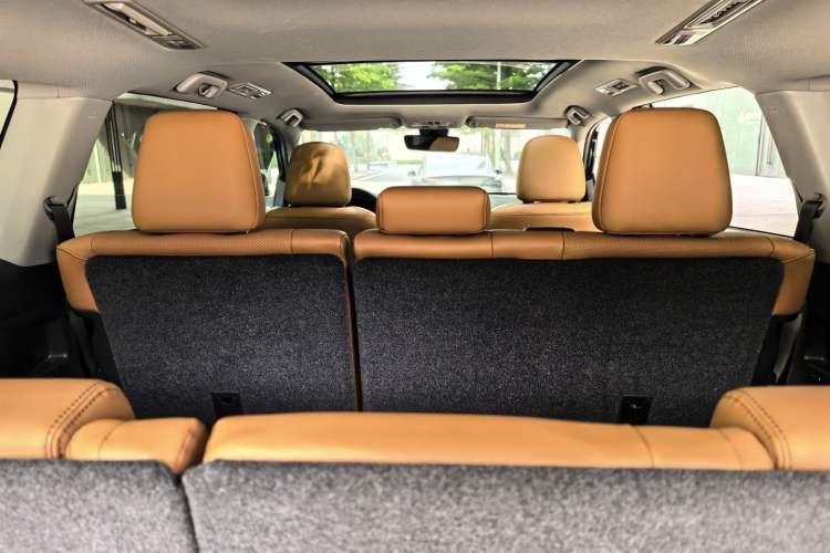 Used Toyota Highlander 2018 2.0T Four-Wheel Drive Knight Edition 7 Seats China VI Standard Interior 4