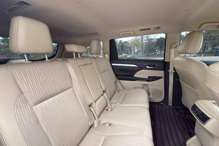 Used Toyota Highlander 2018 2.0T Two-Wheel Drive Elite Edition 5 Seats Emission Standard China V Interior 4