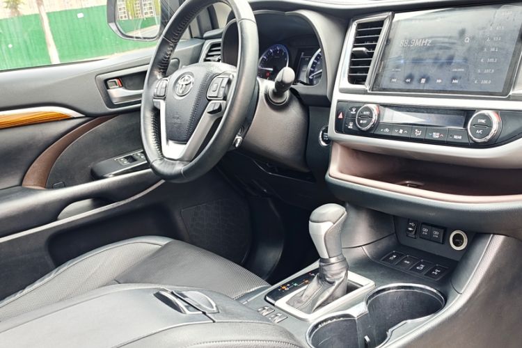 Used Toyota Highlander 2018 2.0T Four-Wheel Drive Prestige Version 7 Seats China V Emission Standard Interior 4