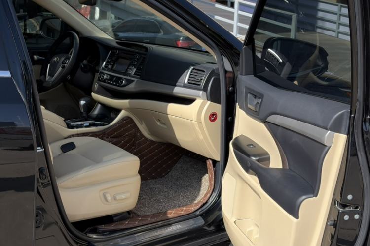 Used Toyota Highlander 2018 2.0T Four-Wheel Drive Luxury Edition 7 Seats China V Emission Standard Interior 4