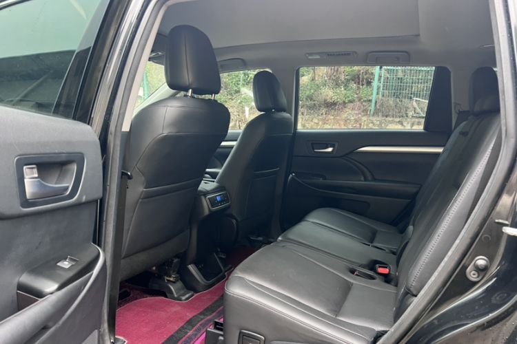 Used Toyota Highlander 2018 2.0T Four-Wheel Drive Luxury Edition 7 Seats China V Emission Standard Interior 4